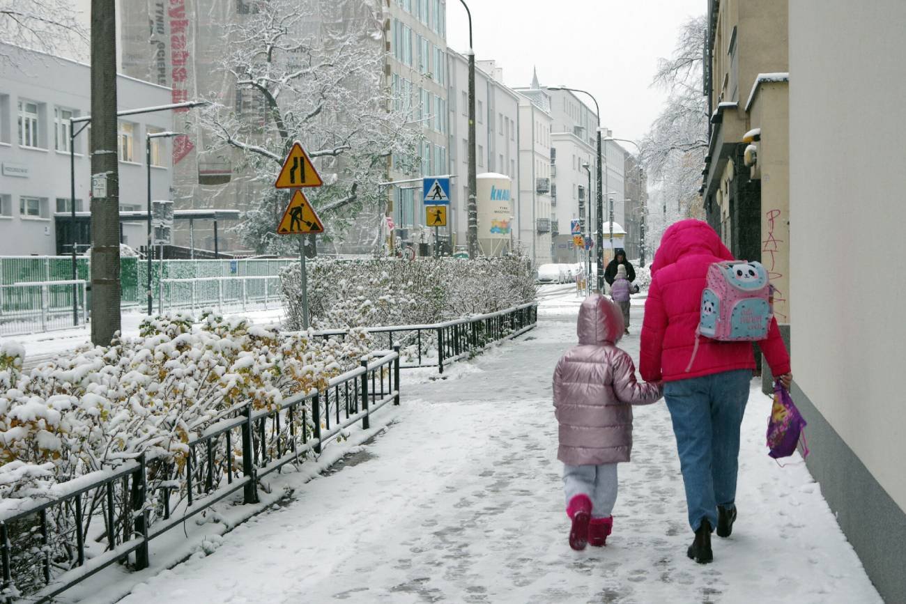 Mama odprowadza dziecko do szkoły. Mama odprowadza dziecko do szkoły.