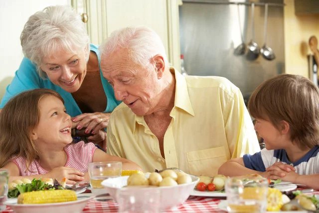 Dziadkowie zabierają dzieci do kościoła