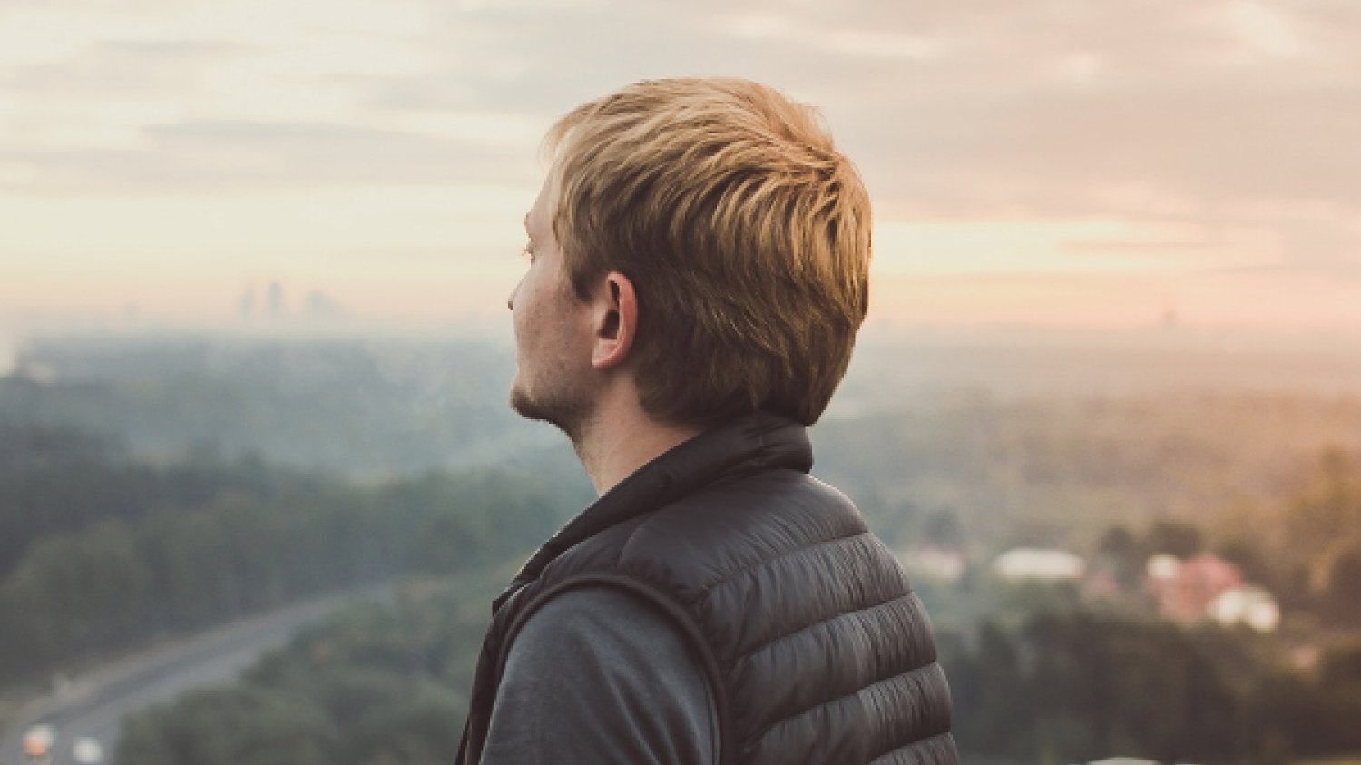 Fot. Pexels / [url=https://www.pexels.com/photo/man-person-model-hair-7717/]www.lifeofpix.com[/url]/[url=https://www.pexels.com/photo-license/]CC0 License[/url]