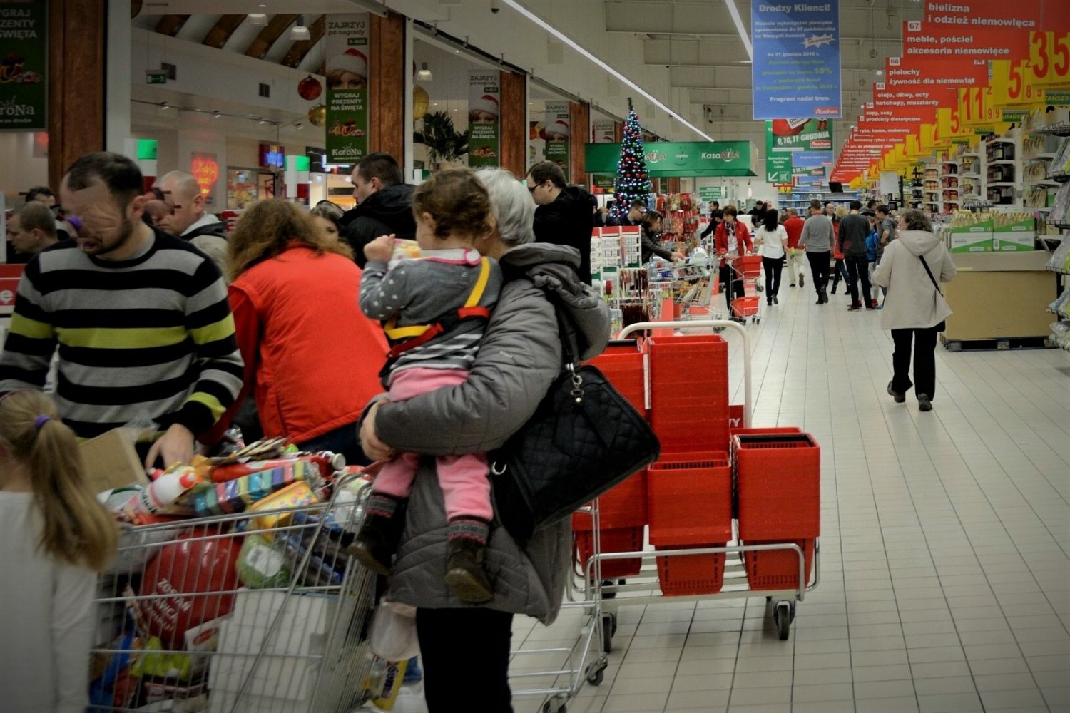 Nastolatki upijają się i oglądają filmy dla dorosłych.