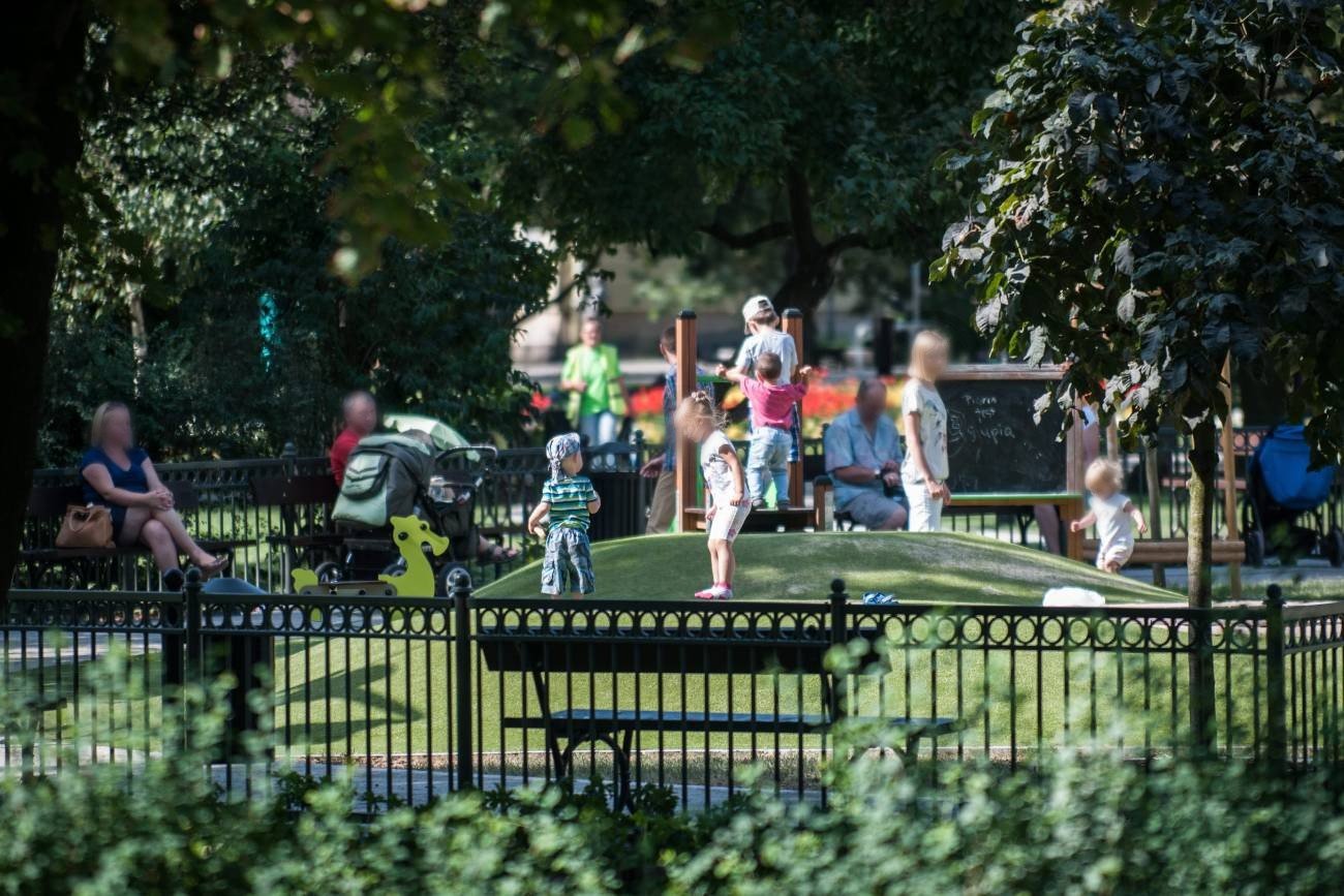 rodzice z dziećmi w parku