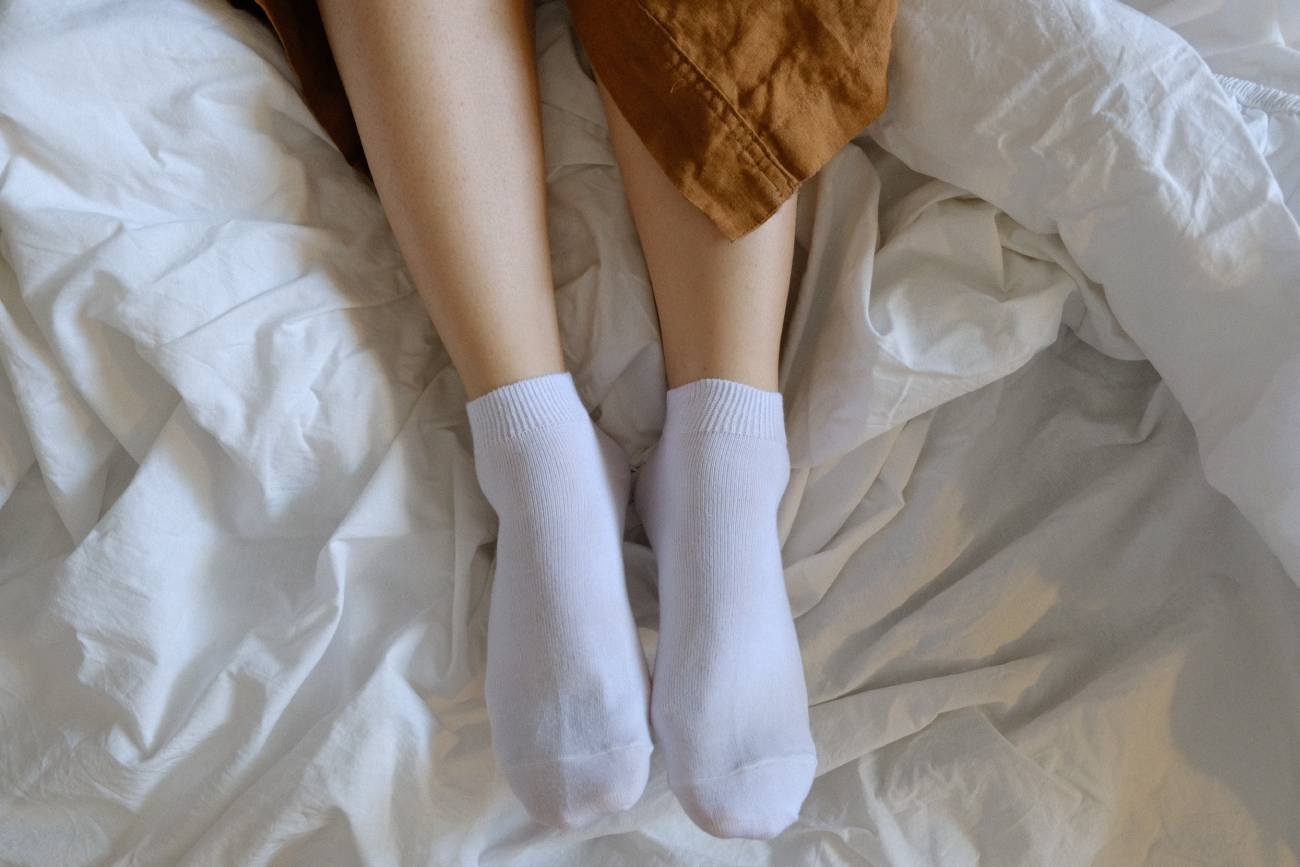Nogi z białymi skarpetkami
