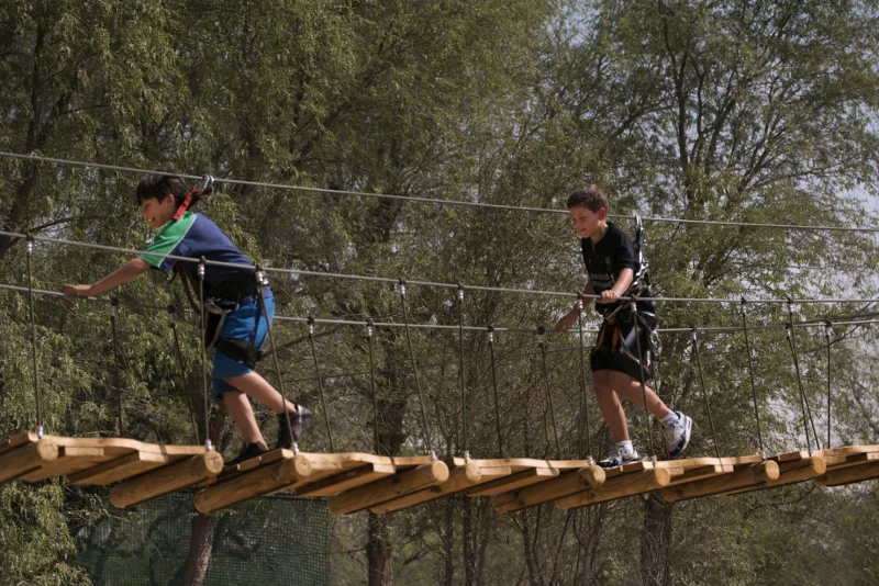 Wysokościowy park linowy Aventura Parks leży na terenie naturalnego lasu Mushrif Park w Midrif