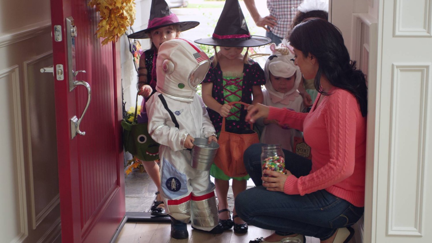 dzieci podczas Halloween zbierają cukierki dzieci podczas Halloween zbierają cukierki