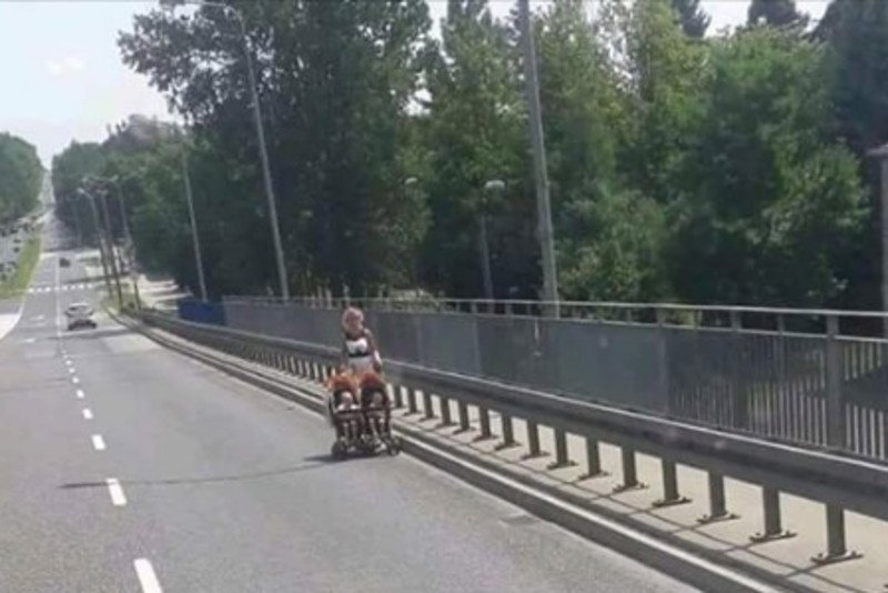 Jak w tej sytuacji miała poradzić sobie mama dwójki dzieci?