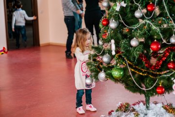 Przedszkolne sale są przepełnione świątecznymi dekoracjami. Przedszkolaki przygotowały jasełka dla rodziców.