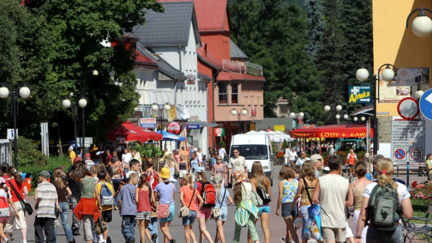 Dzieci na wyjeździe kolonijnym zwiedzają miasto.