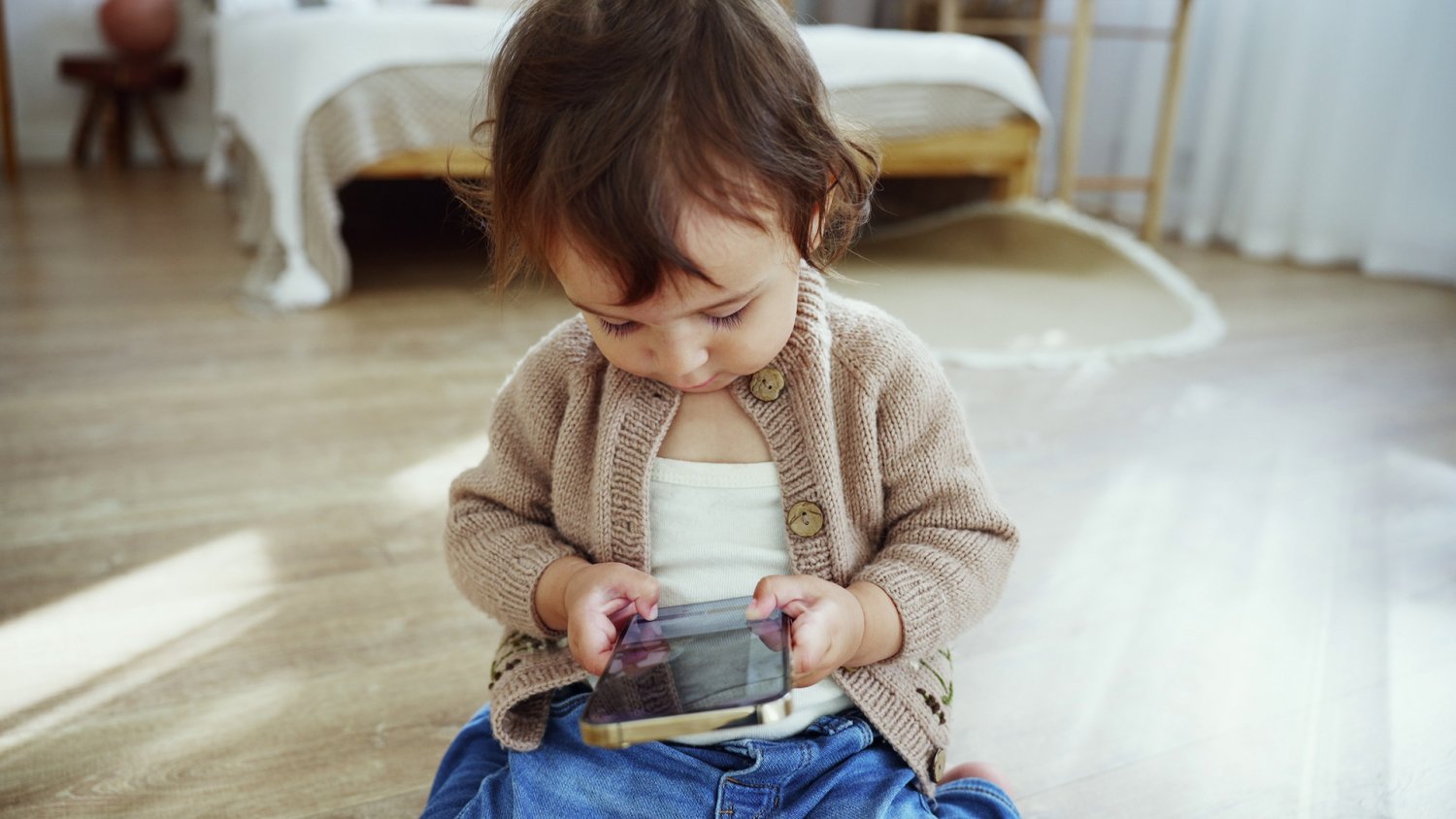 Dajesz dziecku telefon, żeby mieć chwilę spokoju? Naukowcy: mózg zapamięta to na lata