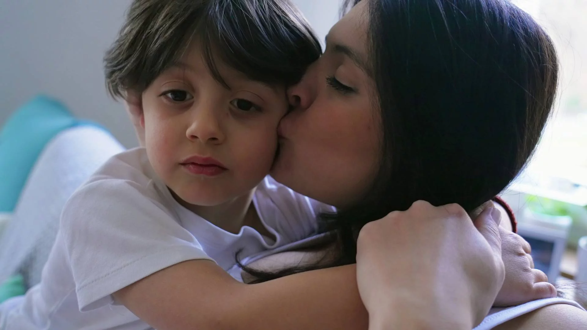 mama przytula i całuje syna mama przytula i całuje syna