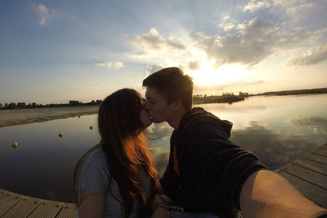 Fot. Pixabay / [url=https://pixabay.com/en/selfie-kiss-pair-man-woman-girl-539479/]maumau97[/url] / [url=https://pixabay.com/en/service/terms/#usage]CC0 Public Domain [/url]