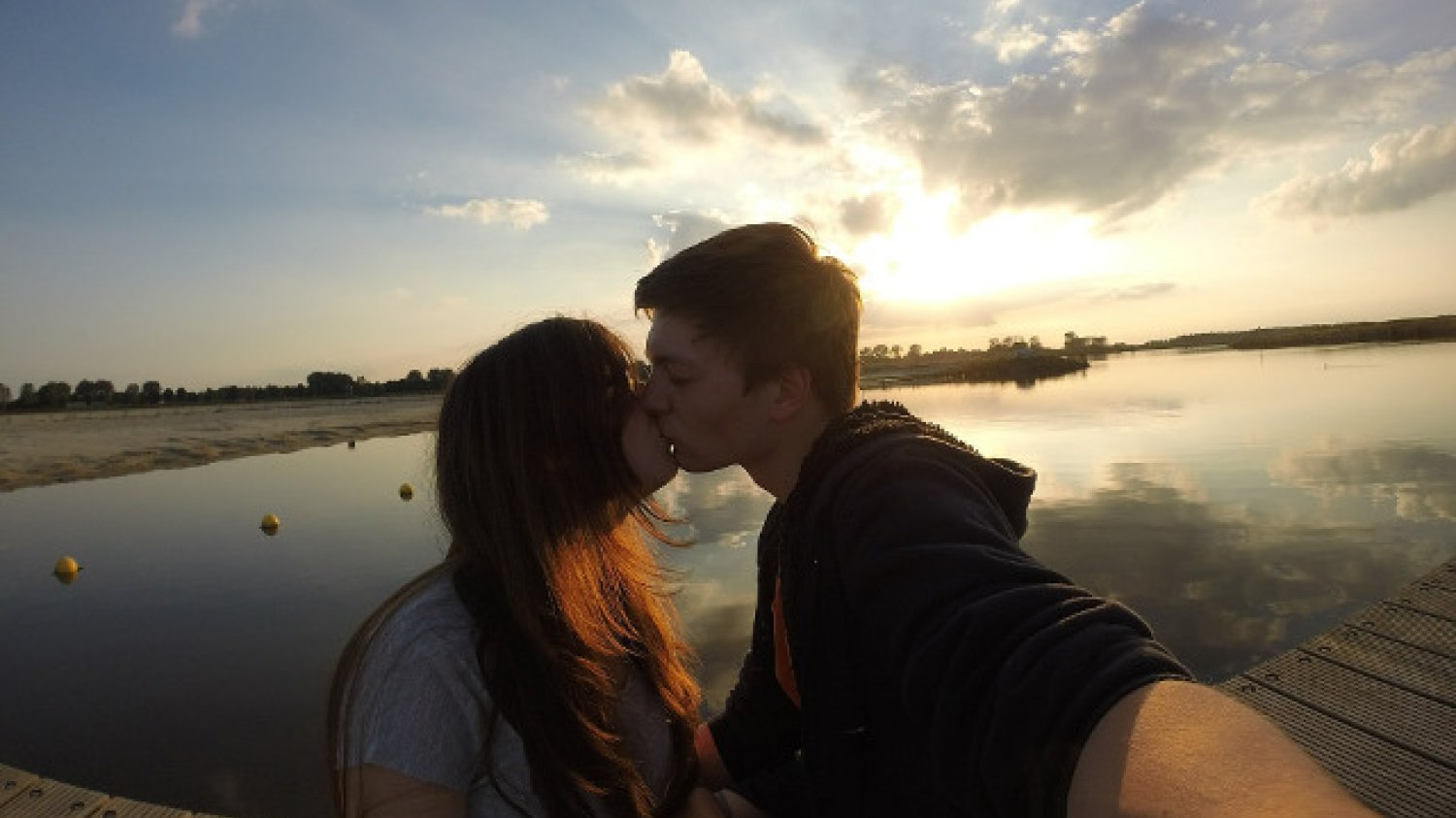Fot. Pixabay / [url=https://pixabay.com/en/selfie-kiss-pair-man-woman-girl-539479/]maumau97[/url] / [url=https://pixabay.com/en/service/terms/#usage]CC0 Public Domain [/url]