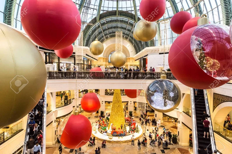 W Dubaju świąteczna atmosfera udziela się wszystkim. Na zdjęciu udekorowana świątecznymi ozdobami galeria handlowa Mall of Emirates
