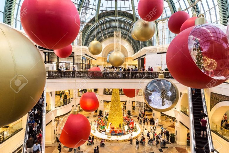 W Dubaju świąteczna atmosfera udziela się wszystkim. Na zdjęciu udekorowana świątecznymi ozdobami galeria handlowa Mall of Emirates