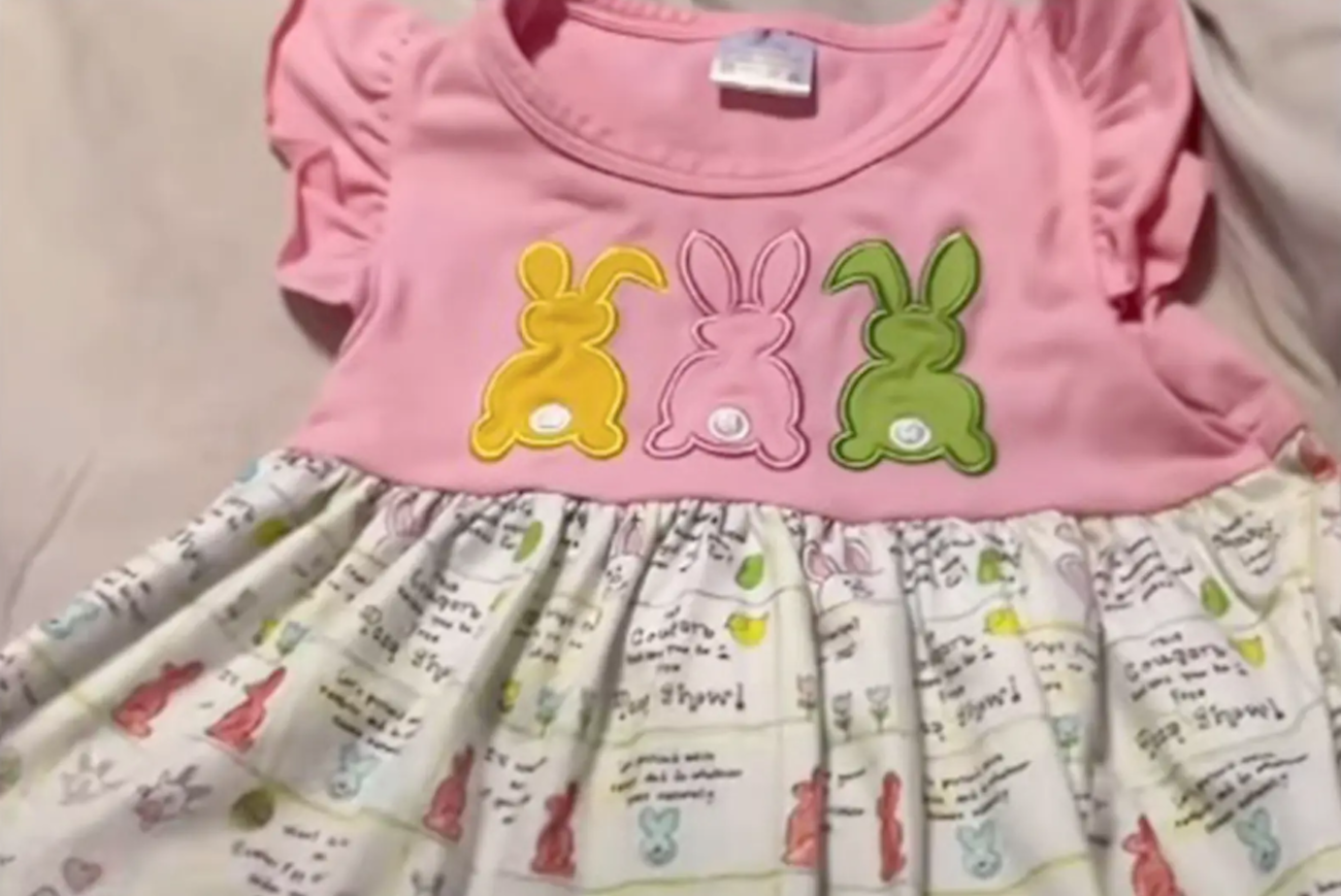 Myślała, iż to zwykła dziewczęca sukienka. Kiedy przeczytała drobny druk, była przerażona