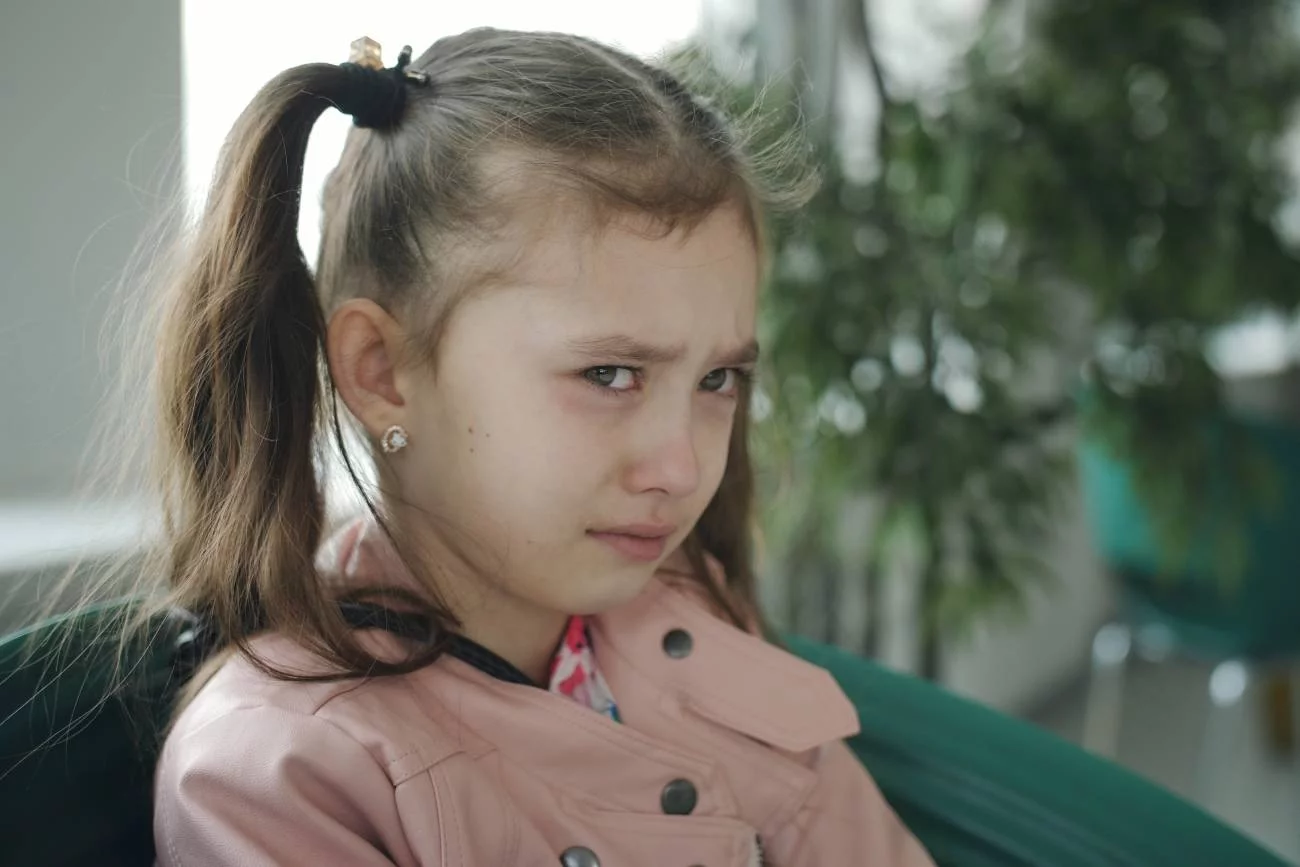 smutna, płacząca w kawiarni dziewczynka smutna, płacząca w kawiarni dziewczynka