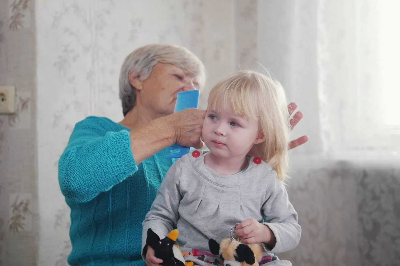babcia czesze wnuczkę grzebieniem