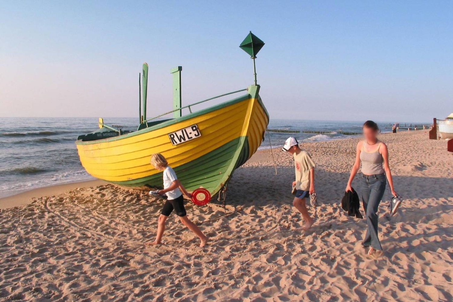 mama z dziećmi na spacerze na plaży mama z dziećmi na spacerze na plaży