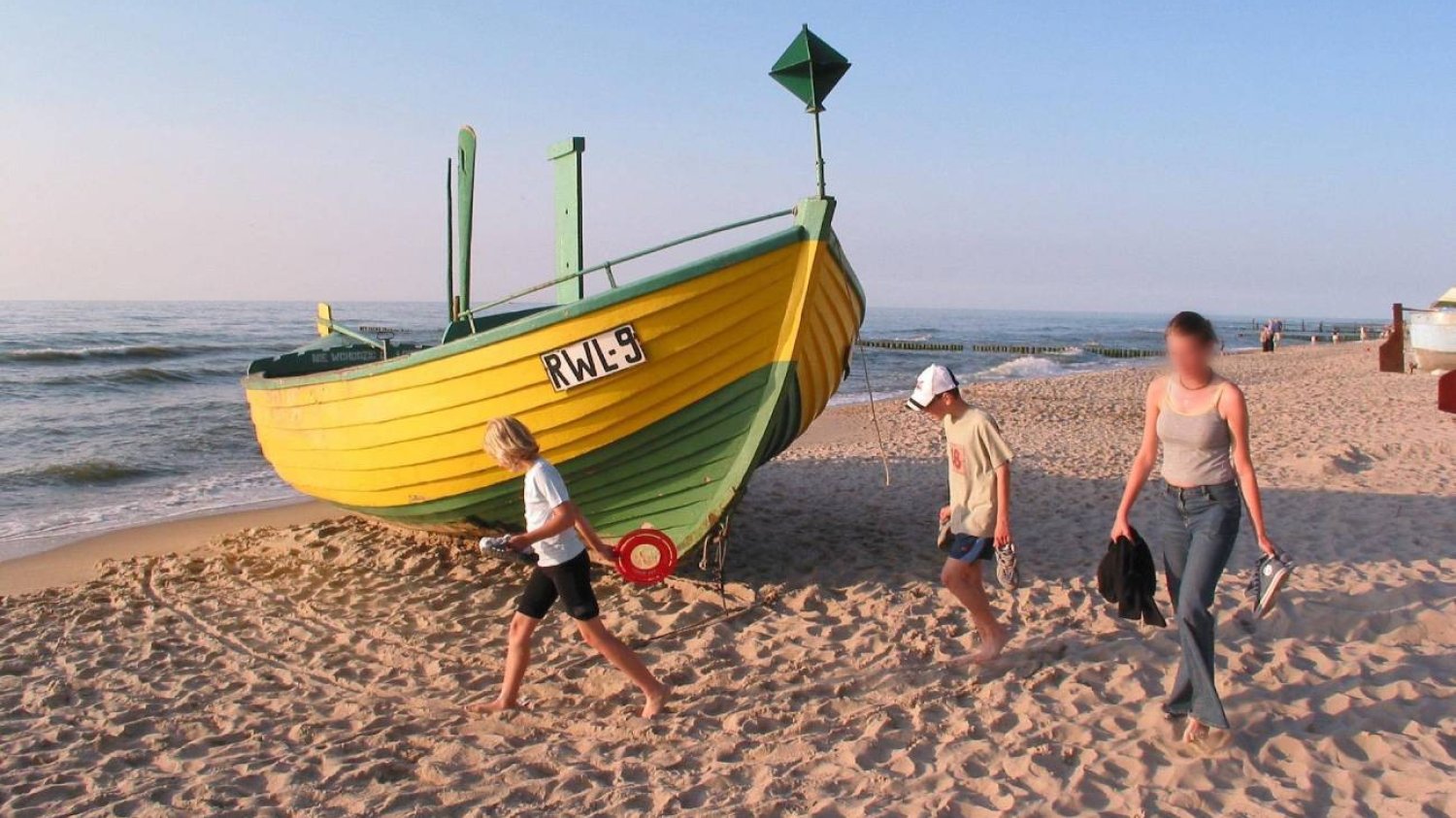 mama z dziećmi na spacerze na plaży