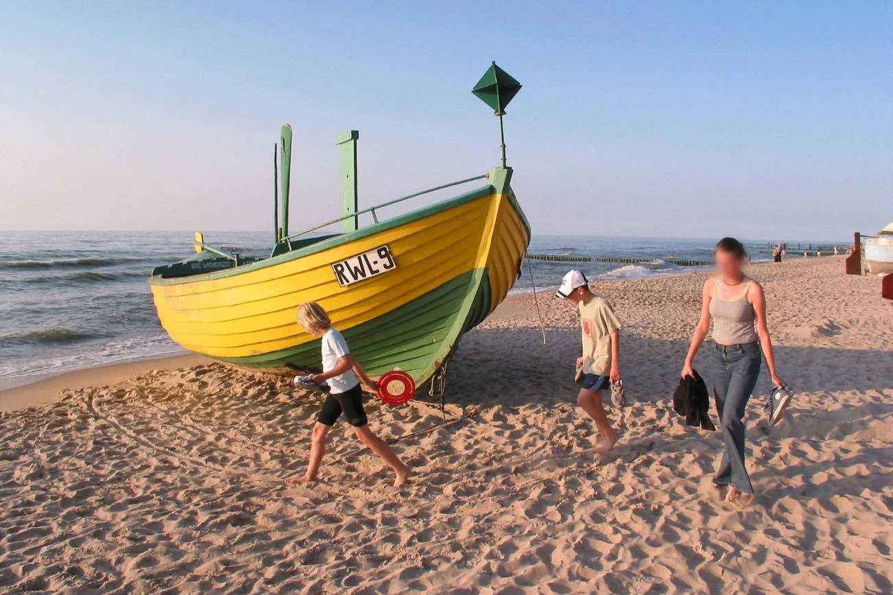mama z dziećmi na spacerze na plaży mama z dziećmi na spacerze na plaży