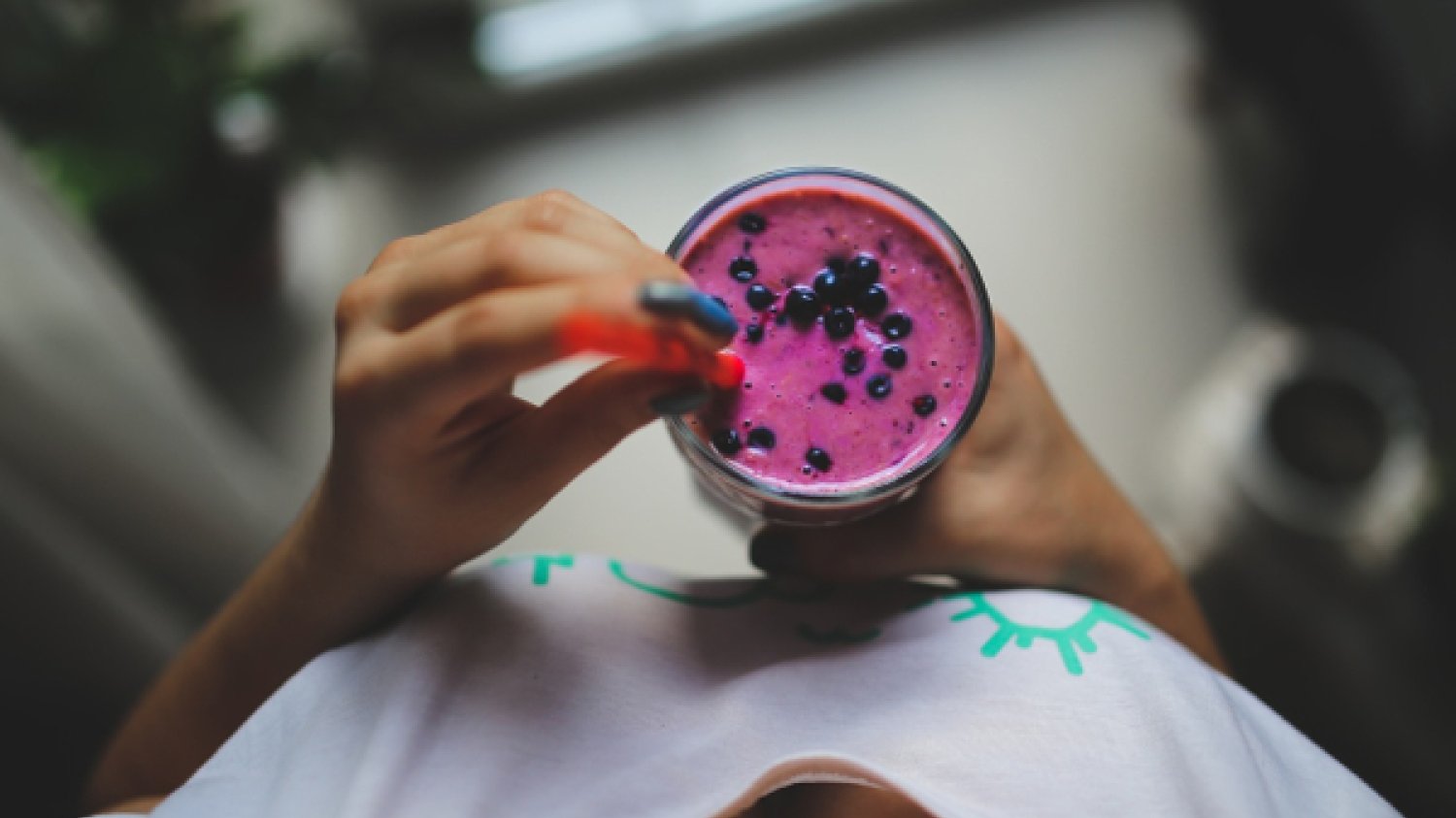 Fot. Pexels / [url=https://www.pexels.com/photo/girl-holding-yoghurt-5972/]kaboompics.com[/url]/[url=https://www.pexels.com/photo-license/]CC0 License[/url]