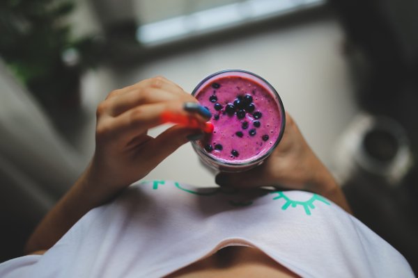 Fot. Pexels / [url=https://www.pexels.com/photo/girl-holding-yoghurt-5972/]kaboompics.com[/url]/[url=https://www.pexels.com/photo-license/]CC0 License[/url]