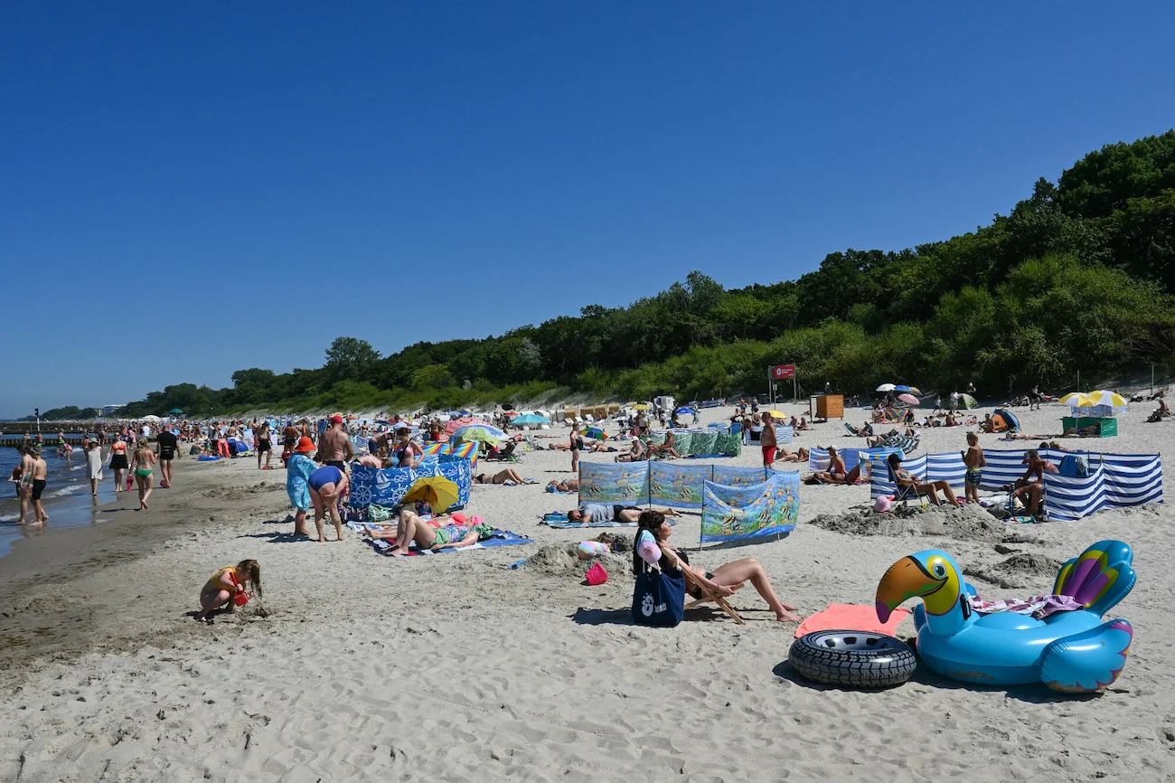 wczasowicze wypoczywający na plaży w Kołobrzegu