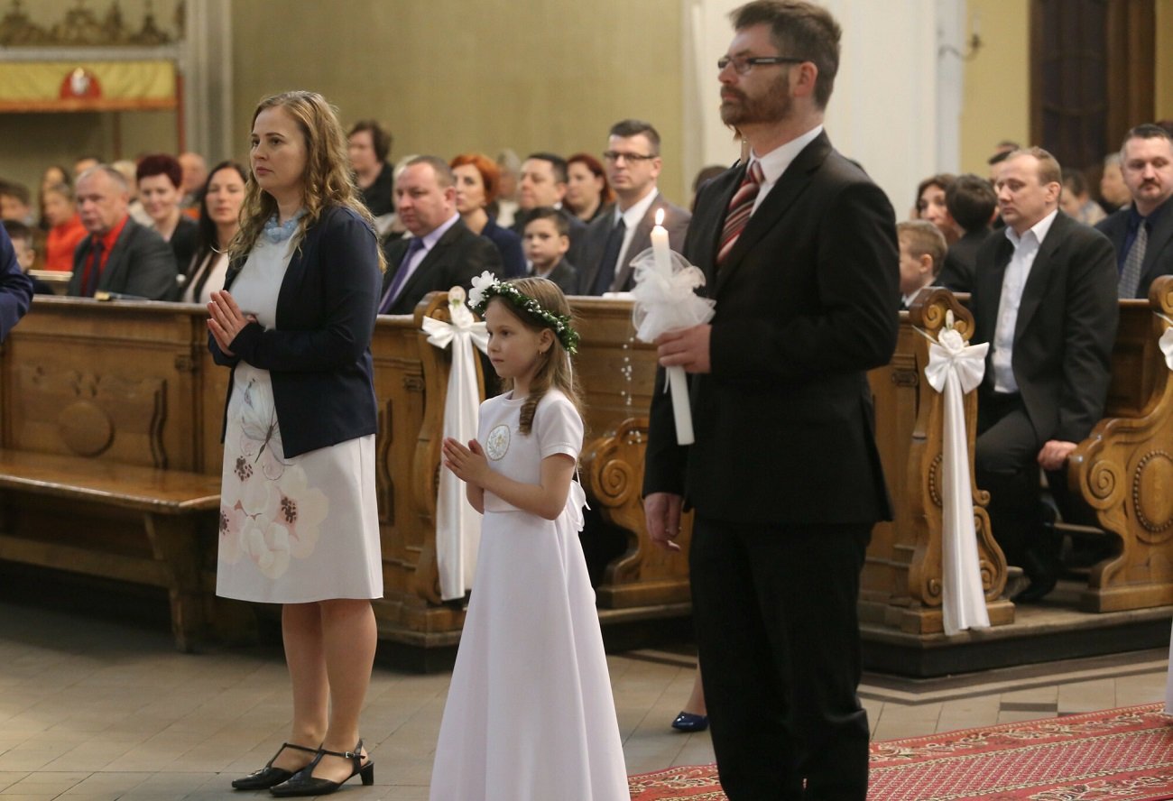 Sukienki na komunię dla mamy powinny być eleganckie i skromne