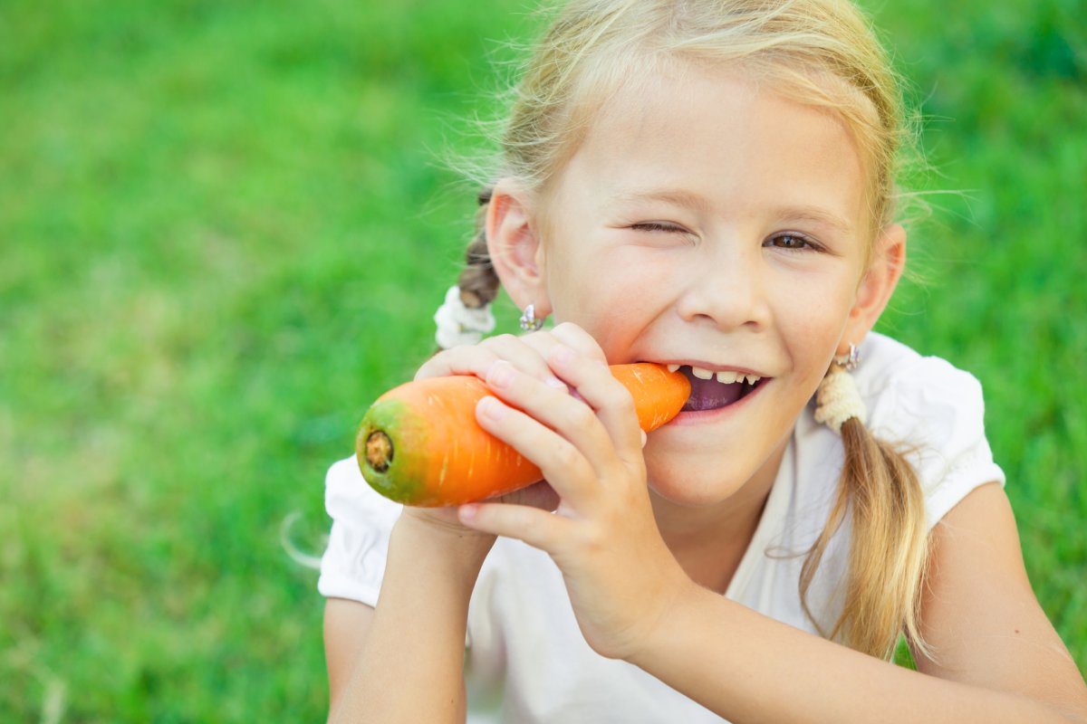 Ешьте фрукты немытые. Девочка ест морковку. Морковка для детей. Ребенок ест морковку. Грызет морковку.