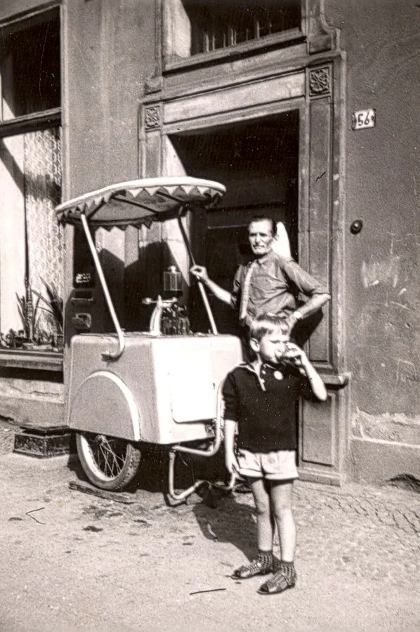 Wózek z saturatorem na ulicy Długiej, Gdańsk, 1968
