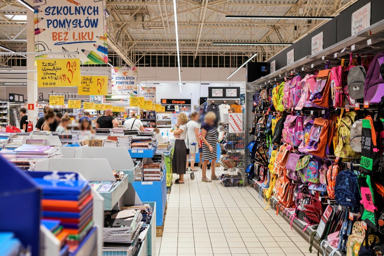 Widok w sklepowej alejce mnie zasmucił. Taki festiwal żenady tylko przed rokiem szkolnym