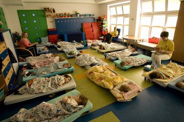 przedszkolak z pieluszką