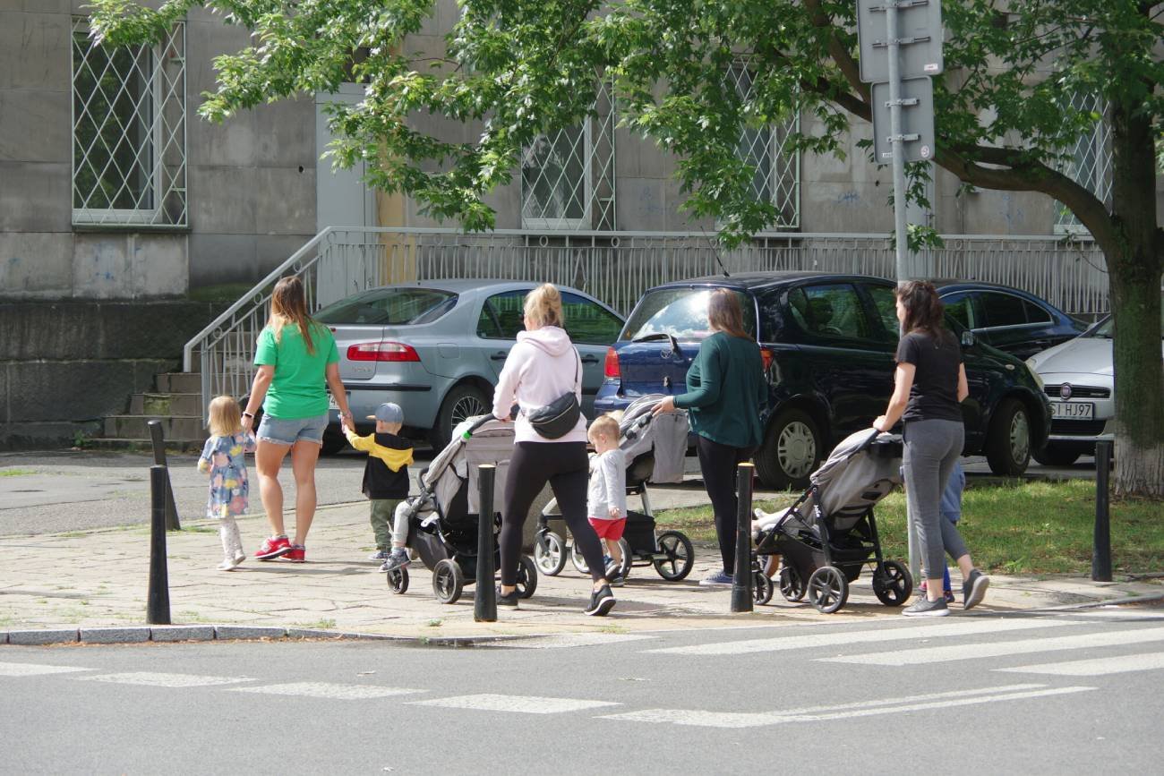 Matki dzieci do lat 3, które otrzymałyby bon szkoleniowy po powrocie do pracy.