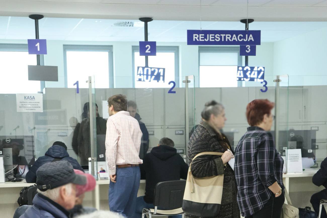Kolejka pod przychodnią, o 8:00 już nie ma numerków dla dzieci. Sezon chorobowy to paranoja