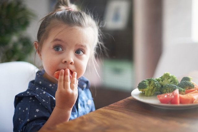 Nie mów dziecku: "nie baw się jedzeniem"