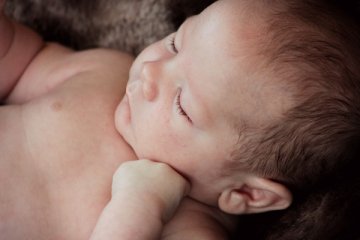 Fot. Pixabay / [url=https://pixabay.com/pl/kochanie-niemowl%C4%99-ch%C5%82opiec-372742/]cherylholt[/url]/[url=https://pixabay.com/pl/service/terms/#usage]CC0 Public Domain[/url]
