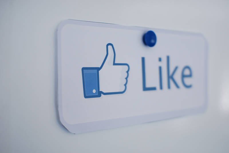 Polubienia nie zawsze są szczere i wynikają z dobrych intencji. Nijak się mają do ciepłego słowa naprawdę oddanych bliskich nam osób. Lepszy jeden szczery komplement niż 100 lajków pod zdjęciem