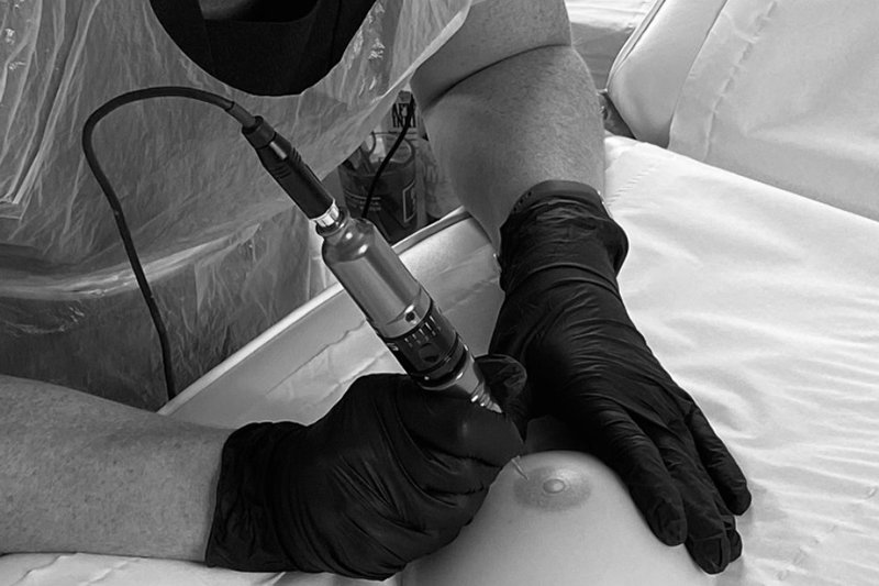 Vicky Morgan robi tatuaże sutków. Facebook zablokował jej zdjęcia za nagość