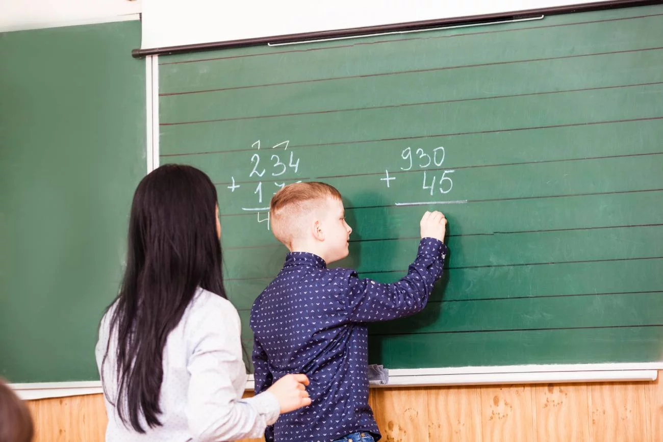 Lekcja matematyki, uczeń odpowiada przy tablicy. Lekcja matematyki, uczeń odpowiada przy tablicy.