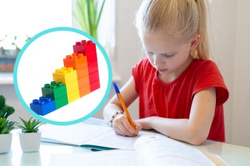 Dziewczynka odrabia pracę domową w zeszycie. Dziewczynka odrabia pracę domową w zeszycie.