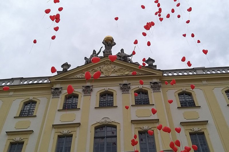 7 września w niebo wzleciały czerwone balony. Wiesz co oznaczają?