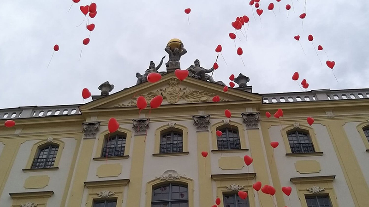 7 września w niebo wzleciały czerwone balony. Wiesz co oznaczają?