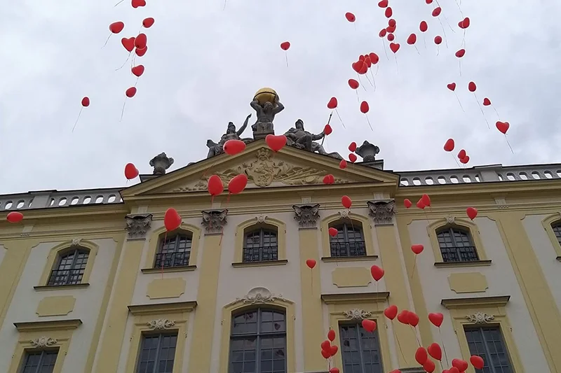 7 września w niebo wzleciały czerwone balony. Wiesz co oznaczają?