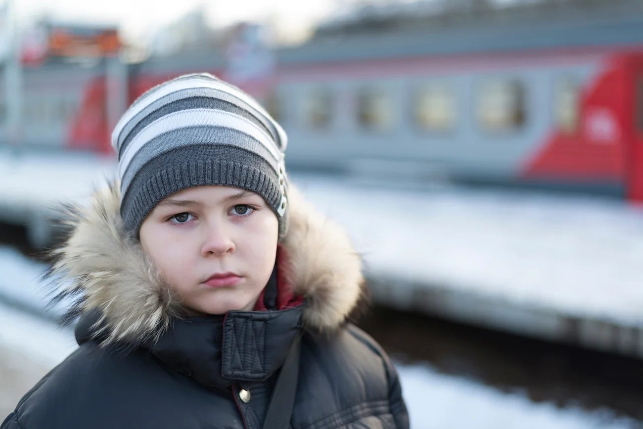 smutny chłopiec na peronie smutny chłopiec