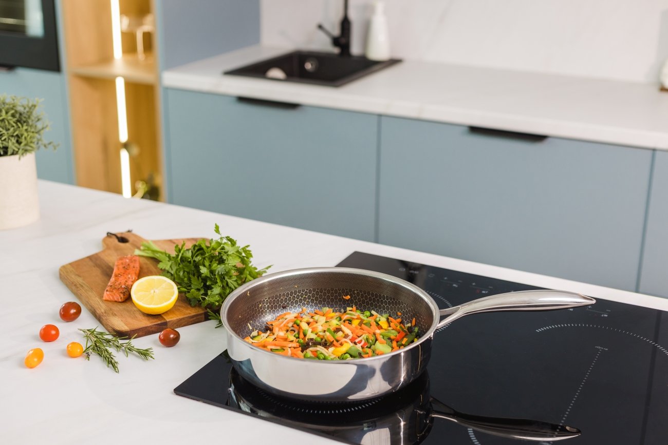 Garnki i patelnie marki Kohersen mają szereg zalet oraz mogą pochwalić się unikalnymi cechami, dzięki którym możemy liczyć nie tylko na pyszne i udane rezultaty kulinarne np. na Wielkanoc, ale także na szybsze i łatwiejsze gotowanie.