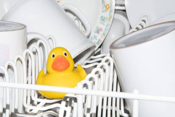 zmywarka, co myć w zmywarce, co można umyć w zmywarce, plastikowe zabawki, gumowe buty, okap kuchenny, jak wyczyścić okap, szufladka pralki, tacka do ekspresu, klocki LEGO, jak wyczyścić lego