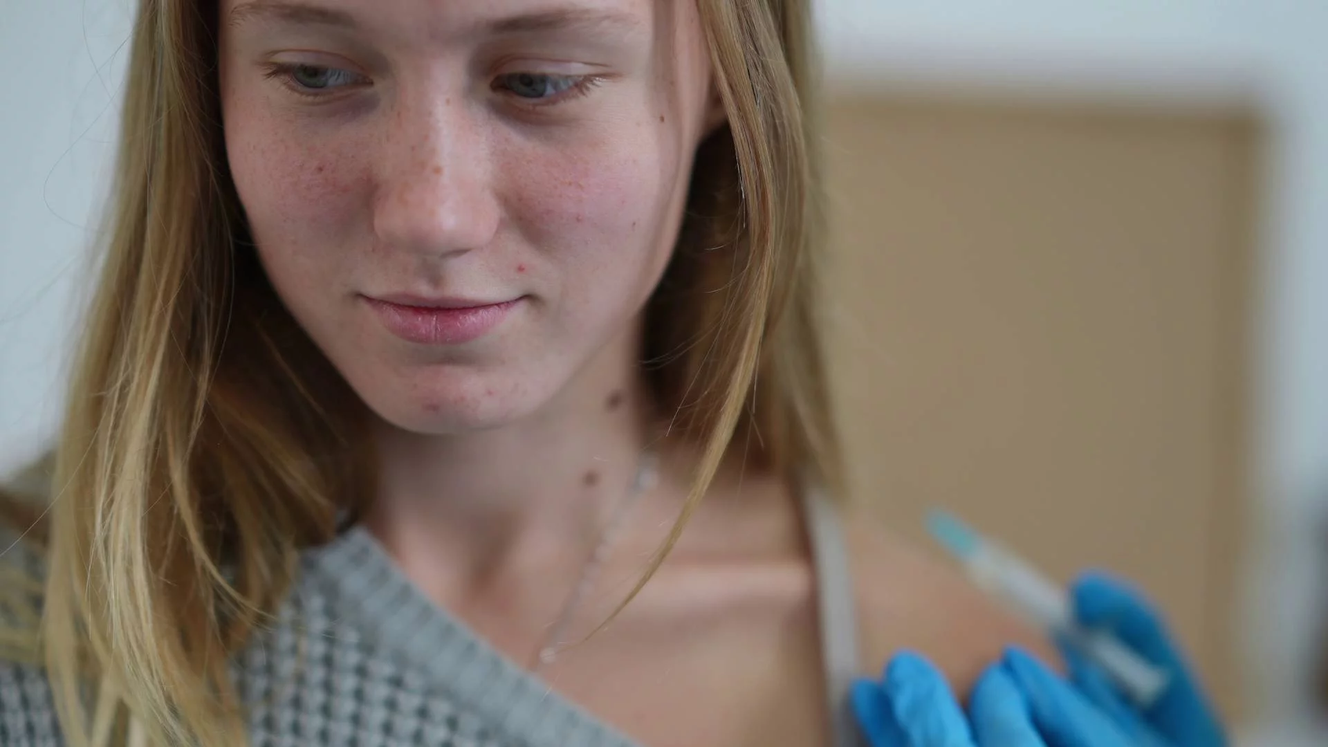 nastolatka szczepi się przeciwko HPV nastolatka szczepi się przeciwko HPV