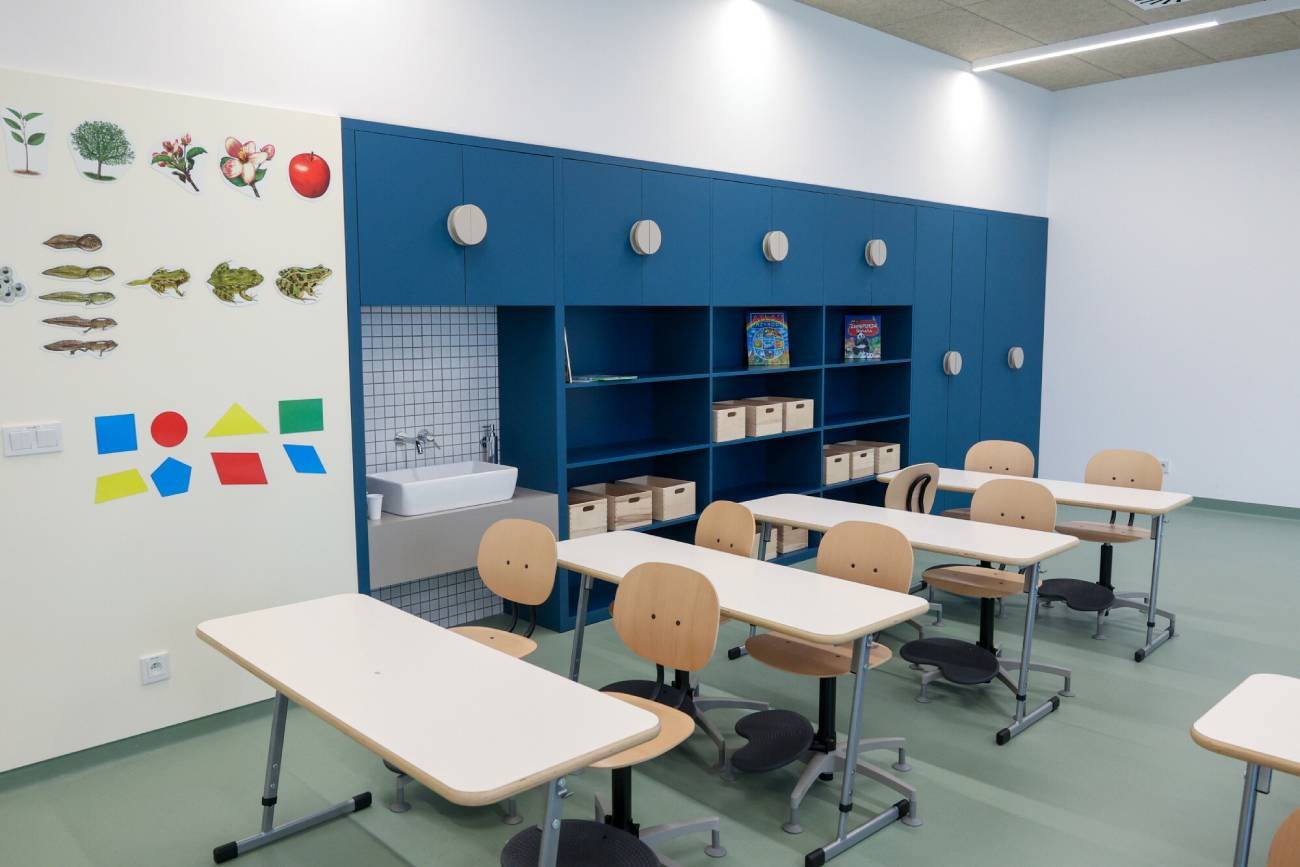 Pusta klasa lekcyjna.