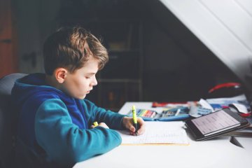 chłopiec uczy się w edukacji domowej