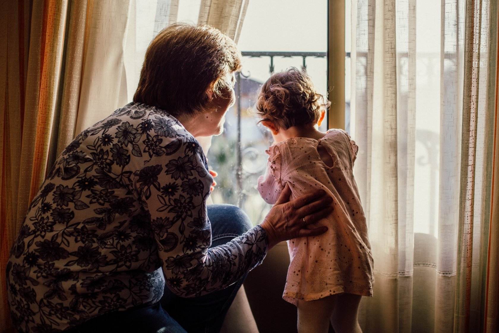 Babcia wnuczka dwulatka małe dziecko dziewczynka