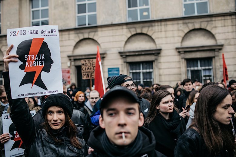 Zwolenników prawa do przerywania ciąży do 12. tygodnia ciąży niezależnie od okoliczności jest w Polsce 53 proc.